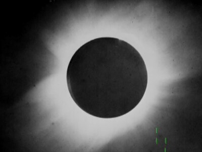 Fotografia do eclipse de 1919, obtida na cidade de Sobral no Ceará. As linhas verdes marcam as posições das estrelas usadas para a verificação da Teoria da Relatividade Geral.